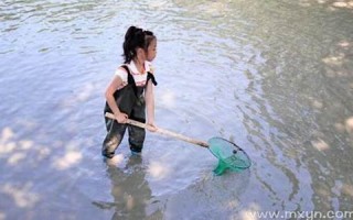 梦见捞鱼(梦见捞鱼捞虾是什么预兆 女性解梦)